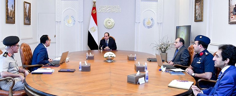 الرئيس عبدالفتاح السيسي خلال اجتماعه مع د.مصطفى مدبولي رئيس مجلس الوزراء وعدد من المسؤولين