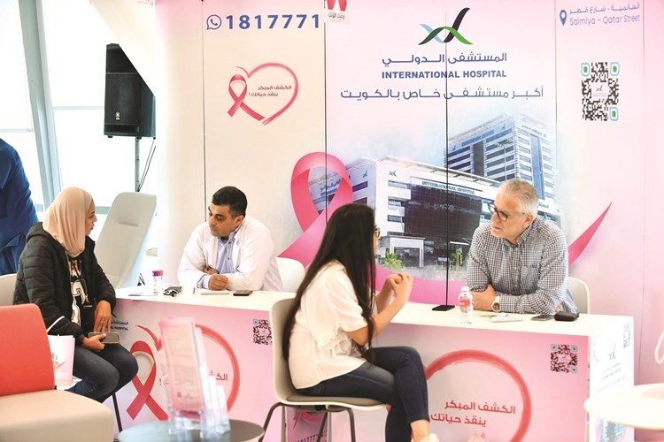 أطباء المستشفى الدولي خلال تقديمهم الاستشارة لموظفات stc