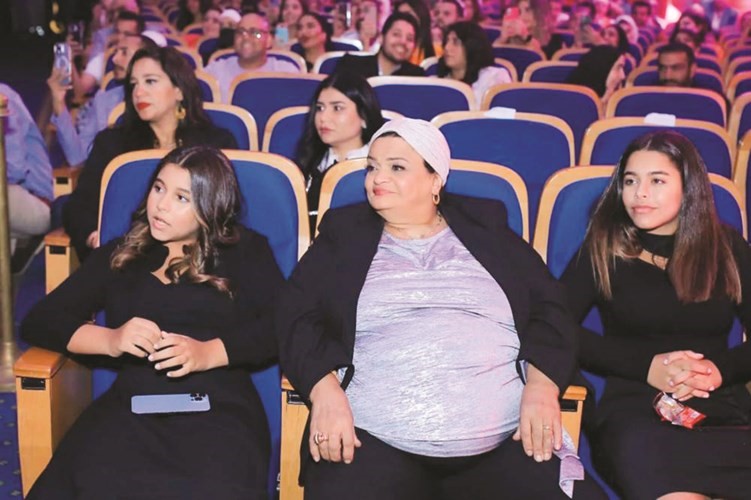 والدة شيرين مع ابنتيها مريم وهنا