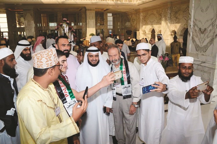مشاري العفاسي متفاعلا مع عدد من المشاركين في الجائزة