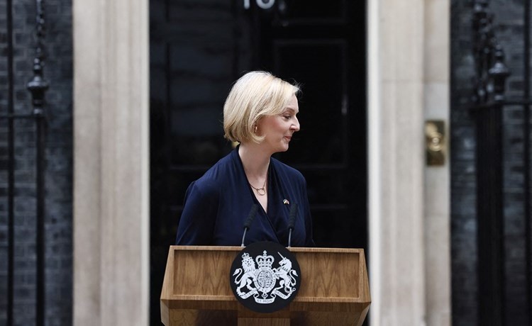 رئيسة الوزراء البريطانية المستقيلة ليز تراس عقب اعلانها استقالتها من امام داوننغ ستريت في لندن أمس	 (رويترز)