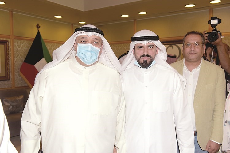 وزير الصحة مع الزميل عبدالكريم العبدالله