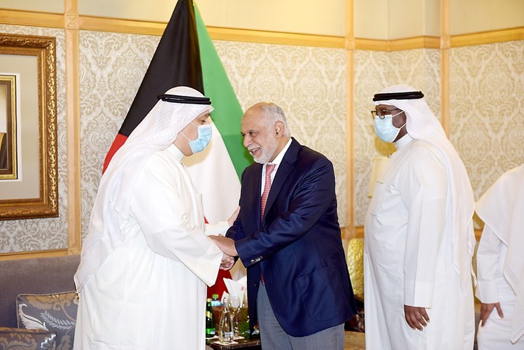 وزير الصحة يتلقى تهنئة د.محمد الجارالله