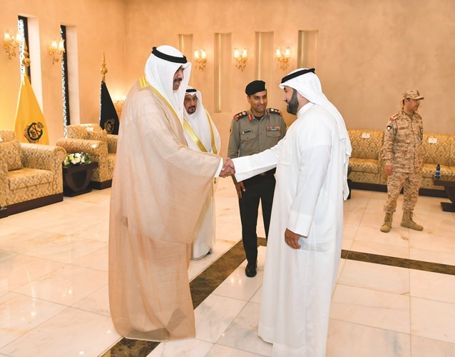 الشيخ عبدالله العلي يتلقى التهاني من أحد قيادات الوزارة