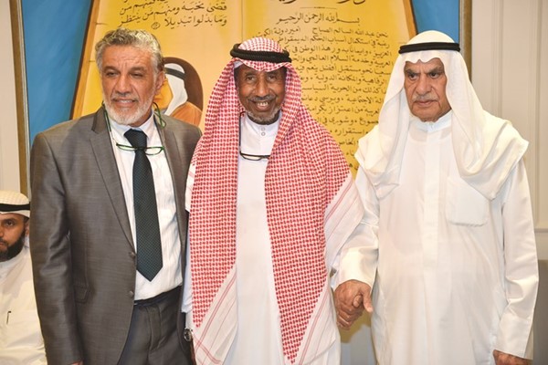 أحمد السعدون يتلقى تهنئة من مبارك سعيد ود.عدنان الشطي