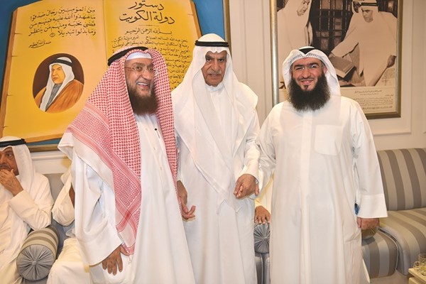 حمد العبيد ووالده يهنئان أحمد السعدون