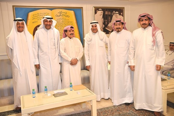 رئيس مجلس الأمة أحمد السعدون متوسطا المباركين