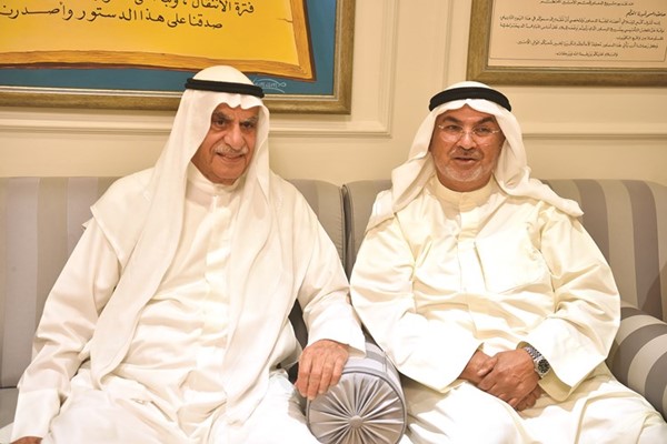 أحمد السعدون يتلقى التهنئة من الزميل أنور الياسين