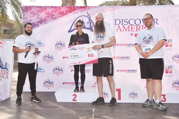 جيمس هولتسنايدر مكرما إحدى الفائزات