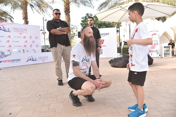 هولتسنايدر في حديث مع أحد المشاركين الصغار