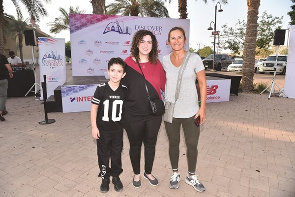الزميلة فيروز فخر الدين ونجلها دانيال عثمان مع رشا المحتسب