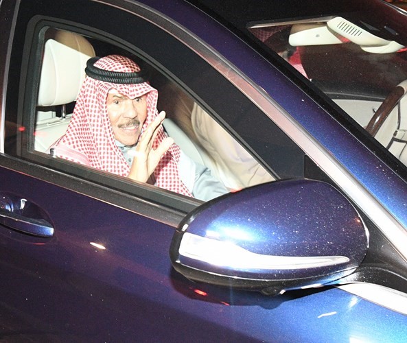 صاحب السمو يحيي الحضور لدى مغادرته المطار