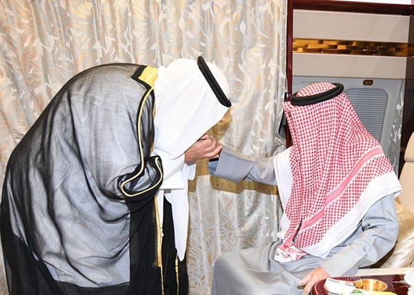 قبلة على يد صاحب السمو الأمير من سمو ولي العهد