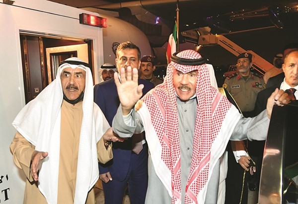 صاحب السمو الأمير الشيخ نواف الأحمد يحيي مستقبليه في المطار لدى عودته إلى البلاد