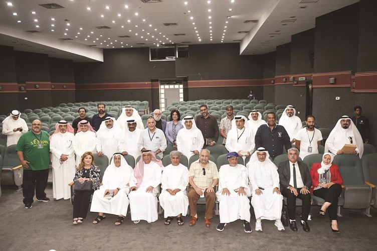 ضيوف المهرجان في لقطة جماعية مع أعضاء هيئة التدريس بالمعهد العالي للفنون المسرحية	(متين غوزال)