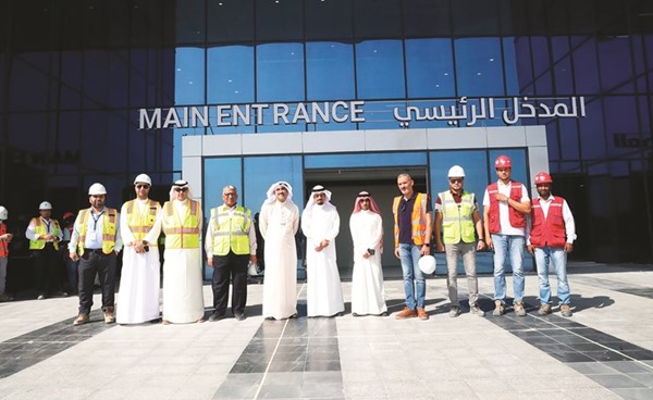 النائب ماجد المطيري والرئيس التنفيذي ثامر عرب وعدد من مسؤولي الشركة في زيارة لمستشفى ضمان الأحمدي