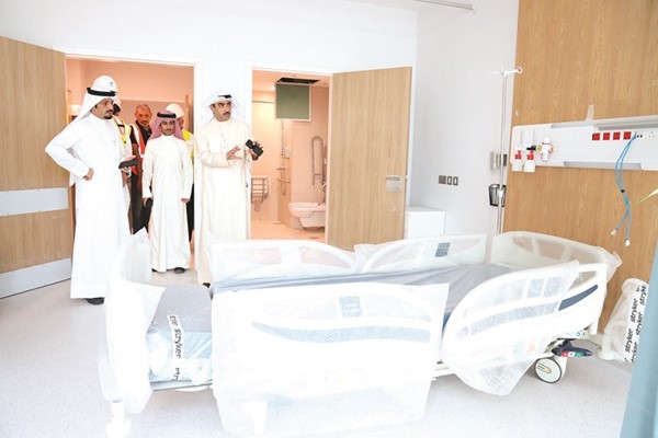 النائب ماجد المطيري وثامر عرب لدى زيارة مستشفى ضمان الأحمدي