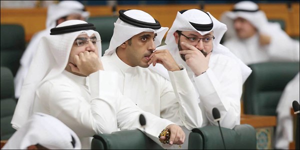  د.عبدالعزيز الصقعبي وعبدالله المضف ود.عبدالكريم الكندري يتابعون الجلسة