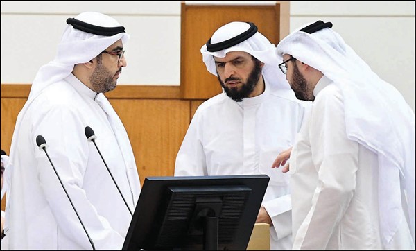  د. عبدالعزيز الصقعبي ود. عادل الدمخي وعبدالوهاب الرشيد على المنصة خلال مناقشة الميزانية 