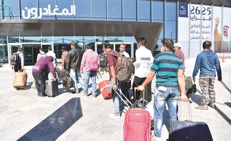382 ألف وافد غادروا الكويت منذ بداية جائحة «كورونا»