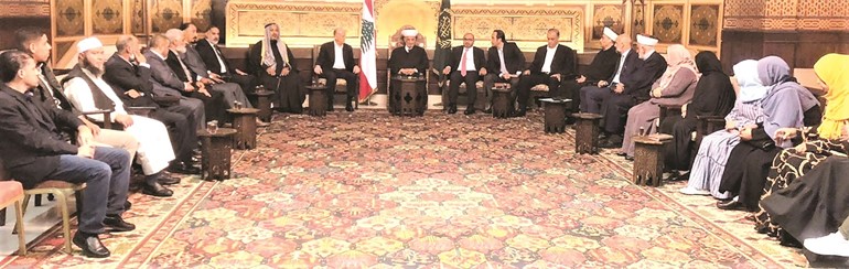 مفتي لبنان الشيخ عبداللطيف دريان مستقبلا النائب أشرف ريفي مع وفد نيابي وأهالي العشائر العربية في خلدة (إنترنت)