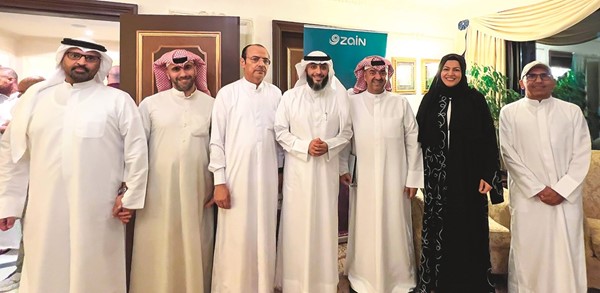 الشيخ فهد الكندري يتوسط وليد الخشتي وموظفي زين