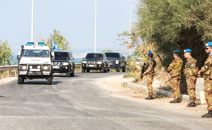 قوات اليونيفيل تتقدم قافلة الوفدين اللبناني والأميركي لدى توجههم الى الناقورة لتوقيع اتفاق الترسيم (رويترز)