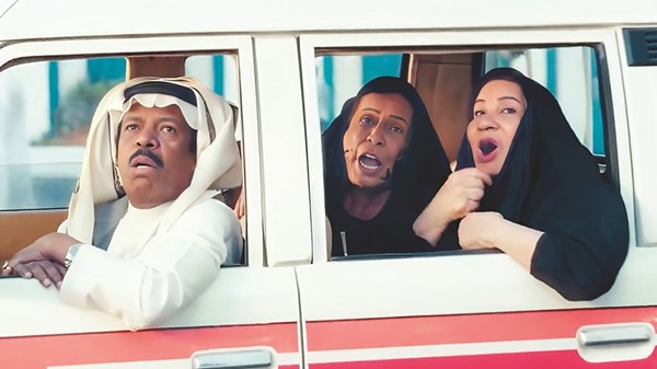 أم طلال وأم سوزان وبشير غنيم في مشهد من إعلان السعودية