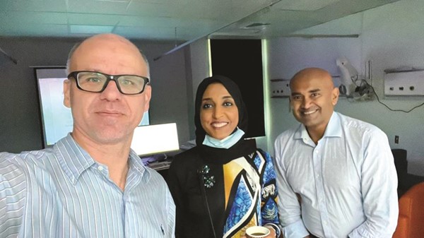 د.هبة الفرحان مع اثنين من الأطباء الزوار