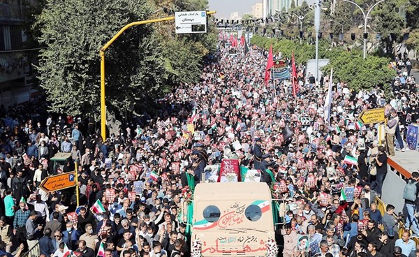 إيرانيون يشيعون جثامين ضحايا هجوم مدينة شيراز	(أ.ف.پ)