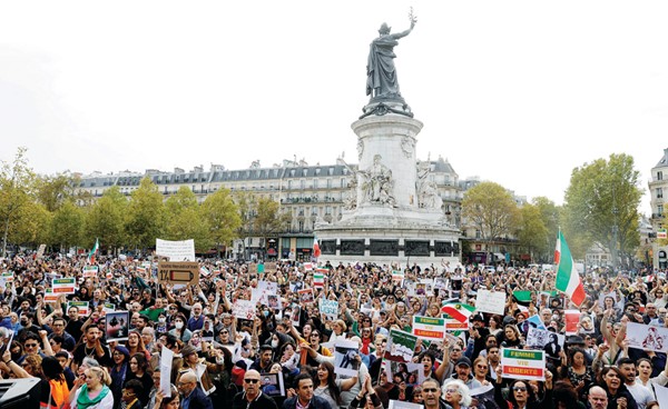 متظاهرون يتجمعون أمام قصر الجمهورية في باريس دعما للاحتجاجات في ايران (أ.ف.پ)