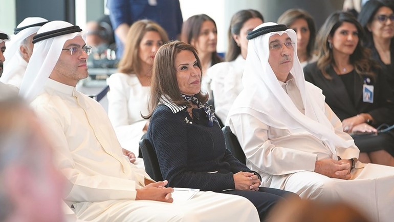 شيخة البحر تتوسط مسعود حيات وصالح الشايع