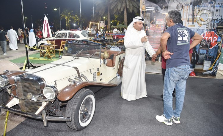 بدر السجاري متحدثا مع أحد المشاركين عن سيارة تاريخية	 (أحمد علي)
