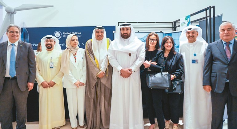المستشار عبدالعزيز الجارالله متوسطا د.يوسف الرومي ود.طارق الشيخ وجينيفر سليمان ووليد الخشتي