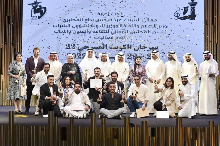 لقطة جماعية للفائزين مع أعضاء لجنة التحكيم والمسؤولين في المجلس الوطني للثقافة والفنون والآداب