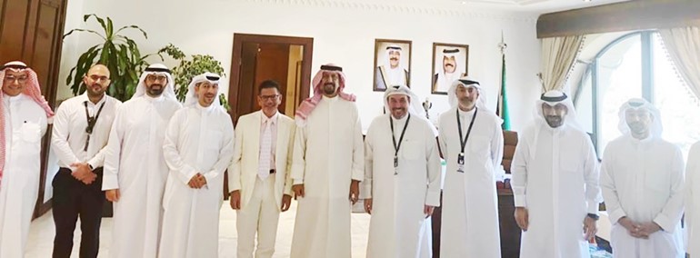الشيخ علي الخالد خلال لقائه عددا من رجال الأعمال الكويتيين