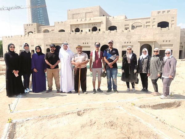أ.د.عبدالله الهاجري وأ.د.أحمد سعيد مع الطلبة خلال التدريبات