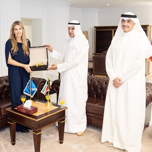 رئيس مجلس الأمة أحمد السعدون يتبادل الهدايا التذكارية مع نائبة رئيس البرلمان الأوروبي إيفا كايلي بحضور نائبه محمد المطير