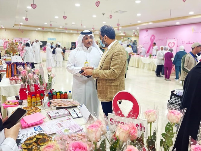 د.جاسم الغرام في جولة بالمعرض مع د.فريد العنزي