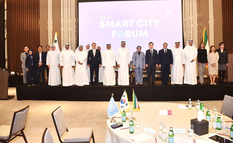 سفيرا الإمارات والصين وعدد من المشاركين والحضور خلال ملتقى المدن الذكية 	(أحمد علي)