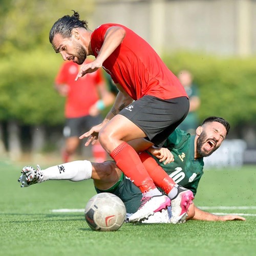مهاجم الأنصار حسن معتوق في كرة مشتركة مع لاعب الإخاء الأهلي عاليه
