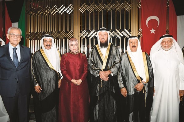 جواد بوخمسين وخالد السلطان وبدر عوض المسيلم يهنئون