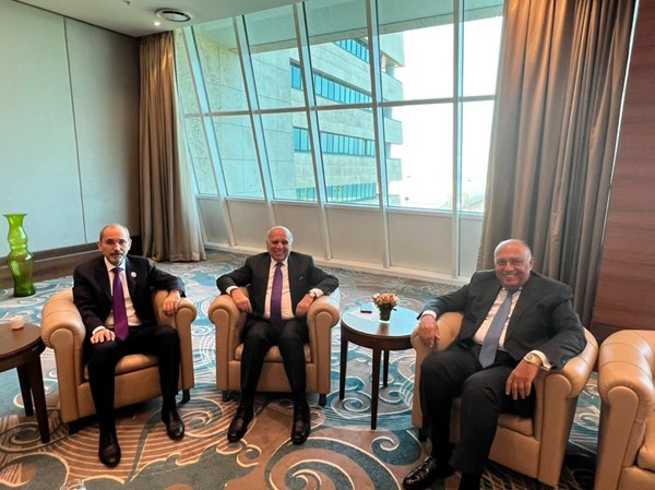 وزراء خارجية مصر والأردن والعراق يؤكدون استمرار التنسيق في إطار آلية التعاون الثلاثي لخدمة المصالح المشتركة وتعزيز التعاون العربي