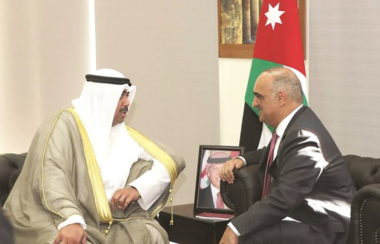 وزير الدفاع الشيخ عبدالله العلي خلال لقائه رئيس الوزراء ووزير الدفاع الأردني بشر الخصاونة
