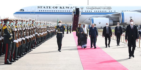 ممثل صاحب السمو لدى وصوله إلى الجزائر وفي استقباله الرئيس عبدالمجيد تبون
