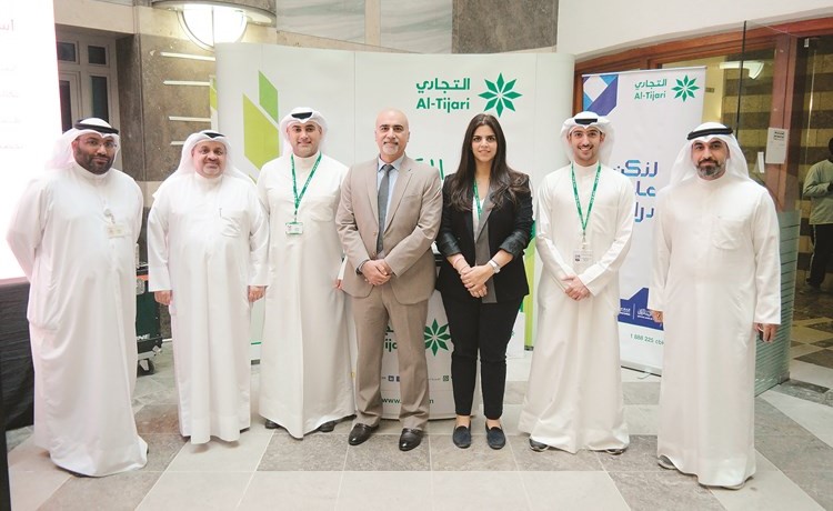 فريق البنك التجاري الكويتي مع مسؤولي كلية العلوم الطبية المساعدة - جامعة الكويت
