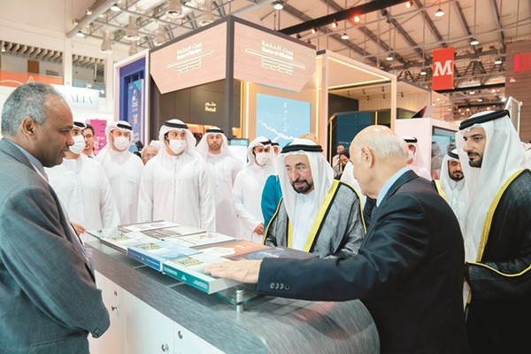 القاسمي متفقدا الأجنحة المشاركة في المعرض