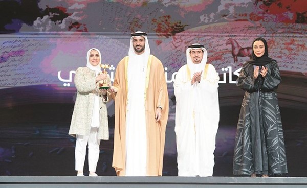 سمو الشيخ سلطان بن أحمد القاسمي مكرما الكاتبة الكويتية منى الشمري