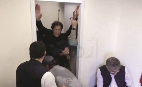 رئيس وزراء باكستان السابق عمران خان بعد محاولة الاغتيال الفاشلة أمس 	(رويترز)