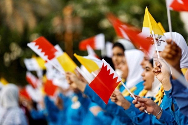  جانب من ترحيب الشعب البحريني بضيف المملكة